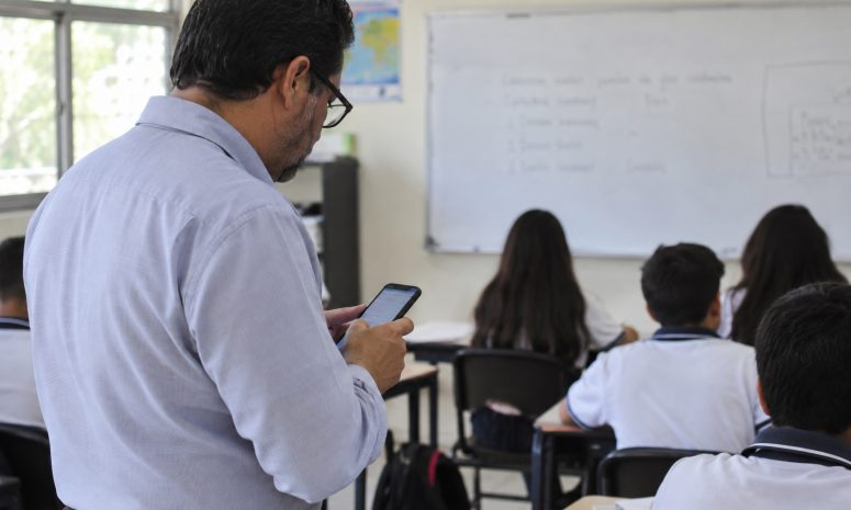 Ni alumnos ni profesores: celulares bajo llave en las escuelas