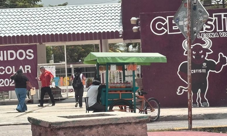 Fuera la chatarra: retiran vendedores de las escuelas de Cancún
