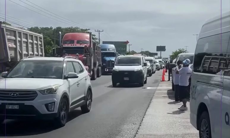 Protesta de transportistas pega en el aeropuerto de Cancún