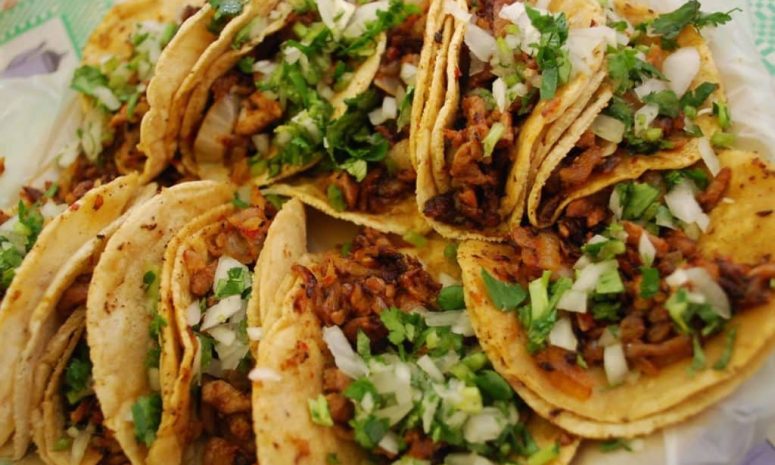 ¿Con copia o con todo? Se arma la taquiza en la Yaxchilán de Cancún